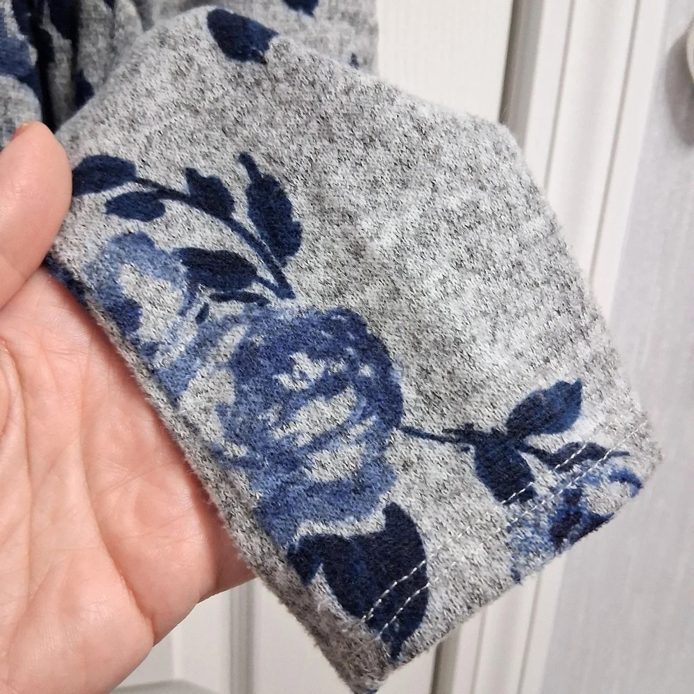 By & By Sweater Blue Roses Gray Background Size Large